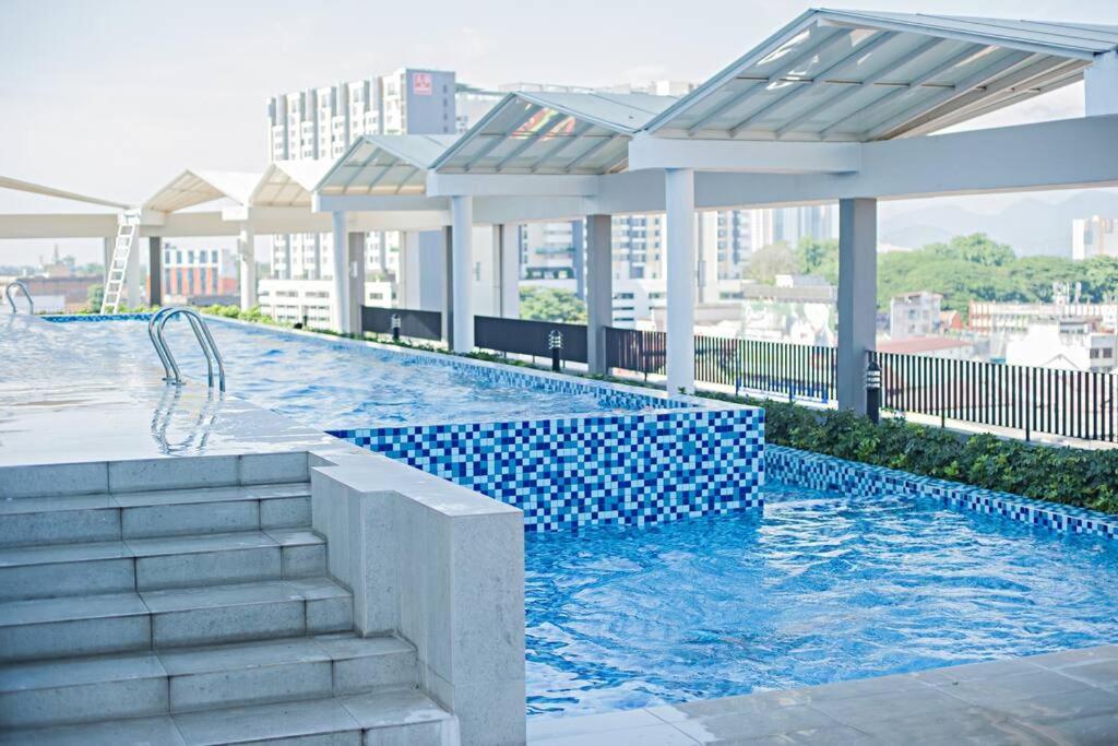 Pop Kitty Octagon Premium Town Center 2br By Grab A Apartment